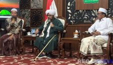 Caption: Bupati Pamekasan KH Kholilurrahman mendampingi Habib Alwi Alaydrus, di Mandhapa Ronggosukowati, (dok. regamedianews). 