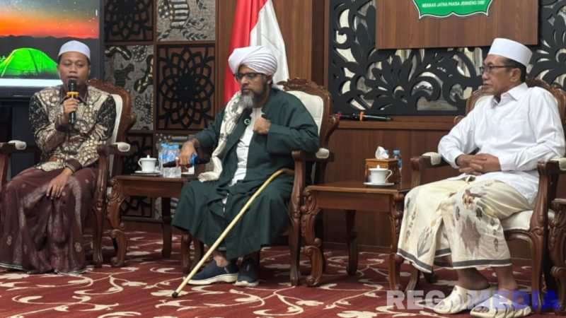Caption: Bupati Pamekasan KH Kholilurrahman tengah mendampingi Habib Alwi Alaydrus, di Mandhapa Ronggosukowati, (dok. regamedianews). 