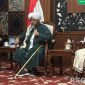 Caption: Bupati Pamekasan KH Kholilurrahman tengah mendampingi Habib Alwi Alaydrus, di Mandhapa Ronggosukowati, (dok. regamedianews). 