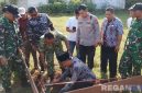 Caption: Kades Parseh letakkan batu pertama, tanda dimulainya pembangunan Gerai Koperasi Desa Merah Putih di Bangkalan, (dok. regamedianews). 