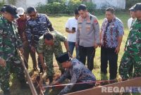 Caption: Kades Parseh letakkan batu pertama, tanda dimulainya pembangunan Gerai Koperasi Desa Merah Putih di Bangkalan, (dok. regamedianews). 
