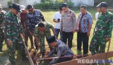 Caption: Kades Parseh letakkan batu pertama, tanda dimulainya pembangunan Gerai Koperasi Desa Merah Putih di Bangkalan, (dok. regamedianews). 
