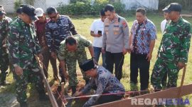 Caption: Kades Parseh letakkan batu pertama, tanda dimulainya pembangunan Gerai Koperasi Desa Merah Putih di Bangkalan, (dok. regamedianews). 