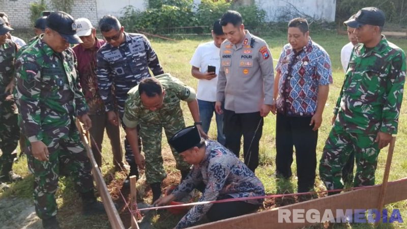 Caption: Kades Parseh letakkan batu pertama, tanda dimulainya pembangunan Gerai Koperasi Desa Merah Putih di Bangkalan, (dok. regamedianews). 