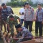 Caption: Kades Parseh letakkan batu pertama, tanda dimulainya pembangunan Gerai Koperasi Desa Merah Putih di Bangkalan, (dok. regamedianews). 