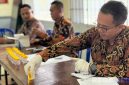 Caption: petugas Lapas Narkotika Pamekasan melakukan pemeriksaan terhadap sampel urine narapidana, (dok. foto istimewa). 