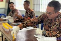 Caption: petugas Lapas Narkotika Pamekasan melakukan pemeriksaan terhadap sampel urine narapidana, (dok. foto istimewa). 