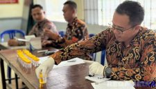Caption: petugas Lapas Narkotika Pamekasan melakukan pemeriksaan terhadap sampel urine narapidana, (dok. foto istimewa). 