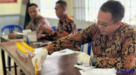 Caption: petugas Lapas Narkotika Pamekasan melakukan pemeriksaan terhadap sampel urine narapidana, (dok. foto istimewa). 