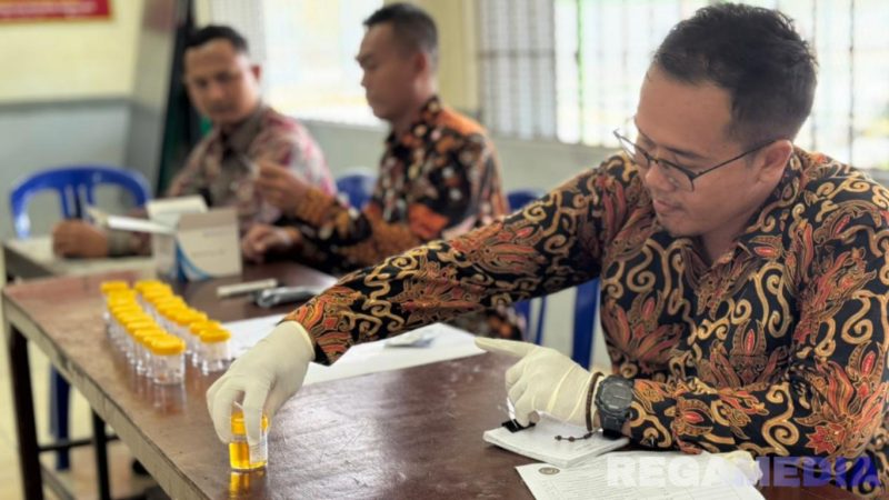 Caption: petugas Lapas Narkotika Pamekasan melakukan pemeriksaan terhadap sampel urine narapidana, (dok. foto istimewa). 