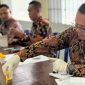 Caption: petugas Lapas Narkotika Pamekasan melakukan pemeriksaan terhadap sampel urine narapidana, (dok. foto istimewa). 
