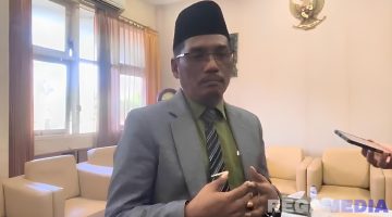 Caption: Suhairi, tim kuasa hukum bupati waktu pilkada, hendak makzulkan Bupati Pamekasan oleh beberapa persoalan, (dok. regamedianews). 