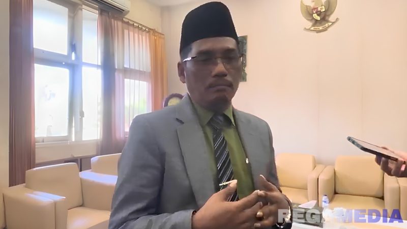 Caption: Suhairi, tim kuasa hukum bupati waktu pilkada, hendak makzulkan Bupati Pamekasan oleh beberapa persoalan, (dok. regamedianews). 