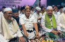 Caption: Pengusaha sukses asal Pamekasan Madura H. Her, tampak bersama KH. Mahrus Malik dan sejumlah ulama', (dok. regamedianews). 