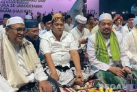 Caption: Pengusaha sukses asal Pamekasan Madura Jawa Timur H. Her, tampak bersama KH. Mahrus Malik dan sejumlah ulama', (dok. regamedianews). 