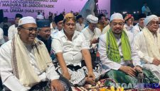 Caption: Pengusaha sukses asal Pamekasan Madura H. Her, tampak bersama KH. Mahrus Malik dan sejumlah ulama', (dok. regamedianews). 