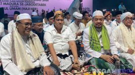 Caption: Pengusaha sukses asal Pamekasan Madura Jawa Timur H. Her, tampak bersama KH. Mahrus Malik dan sejumlah ulama', (dok. regamedianews). 