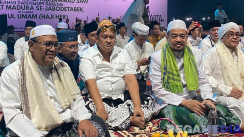 Caption: Pengusaha sukses asal Pamekasan Madura Jawa Timur H. Her, tampak bersama KH. Mahrus Malik dan sejumlah ulama', (dok. regamedianews). 