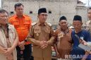 Caption: Bupati Pamekasan KH Kholilurrahman, diwawancara awak media di lokasi kebakaran di Desa Gro'om, (dok. regamedianews). 