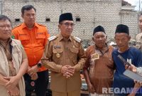 Caption: Bupati Pamekasan KH Kholilurrahman, diwawancara awak media di lokasi kebakaran di Desa Gro'om, (dok. regamedianews). 