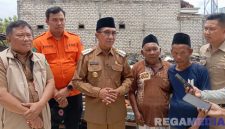 Caption: Bupati Pamekasan KH Kholilurrahman, diwawancara awak media di lokasi kebakaran di Desa Gro'om, (dok. regamedianews). 