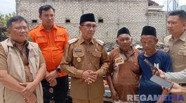 Caption: Bupati Pamekasan KH Kholilurrahman, diwawancara awak media di lokasi kebakaran di Desa Gro'om, (dok. regamedianews). 