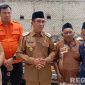 Caption: Bupati Pamekasan KH Kholilurrahman, diwawancara awak media di lokasi kebakaran di Desa Gro'om, (dok. regamedianews). 