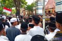 Caption: para santri saat aksi demo didepan kantor DPRD Sampang, (dok. regamedianews). 