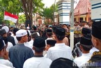 Caption: para santri saat aksi demo didepan kantor DPRD Sampang, (dok. regamedianews). 
