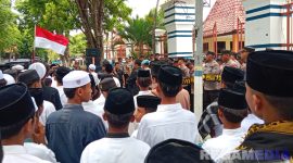 Caption: para santri saat aksi demo didepan kantor DPRD Sampang, (dok. regamedianews). 