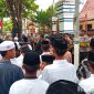Caption: para santri saat aksi demo didepan kantor DPRD Sampang, (dok. regamedianews). 