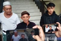 Caption: sejumlah saksi peristiwa pembacokan petugas SPBU Camplong, saat diwawancara awak media di Mako Polres Sampang, (dok. regamedianews). 