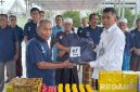 Caption: Kasi Binadik Lapas Narkotika Pamekasan memberikan makanan tambahan bagi warga binaan yang lansia, (dok. foto istimewa). 