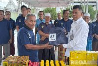 Caption: Kasi Binadik Lapas Narkotika Pamekasan memberikan makanan tambahan bagi warga binaan yang lansia, (dok. foto istimewa). 