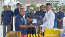 Caption: Kasi Binadik Lapas Narkotika Pamekasan memberikan makanan tambahan bagi warga binaan yang lansia, (dok. foto istimewa). 
