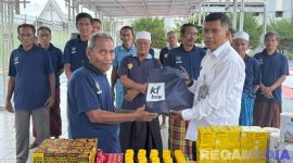 Caption: Kasi Binadik Lapas Narkotika Pamekasan memberikan makanan tambahan bagi warga binaan yang lansia, (dok. foto istimewa). 