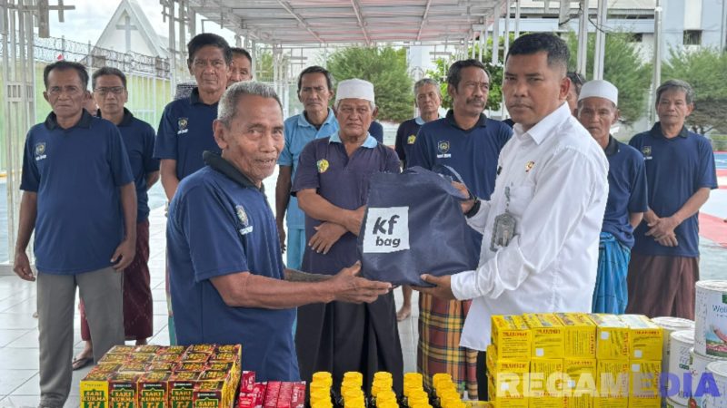 Caption: Kasi Binadik Lapas Narkotika Pamekasan memberikan makanan tambahan bagi warga binaan yang lansia, (dok. foto istimewa). 