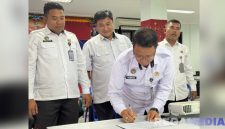 Caption: Kepala Lapas Narkotika Pamekasan (Kusnan), tanda tangani komitmen bersama berantas Halinar, (dok. foto istimewa). 