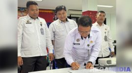 Caption: Kepala Lapas Narkotika Pamekasan (Kusnan), tanda tangani komitmen bersama berantas Halinar, (dok. foto istimewa). 