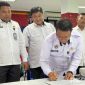 Caption: Kepala Lapas Narkotika Pamekasan (Kusnan), tanda tangani komitmen bersama berantas Halinar, (dok. foto istimewa). 