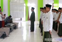 Caption: prosesi pelantikan pengurus HMPS KPI STIDKI Al-Hamidy Banyuanyar Pamekasan periode 2025-2026, (dok. regamedianews). 