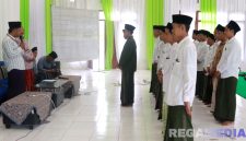 Caption: prosesi pelantikan pengurus HMPS KPI STIDKI Al-Hamidy Banyuanyar Pamekasan periode 2025-2026, (dok. regamedianews). 