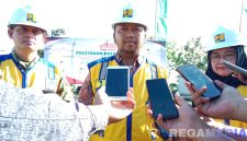 Caption: Wabup Sampang KH Ahmad Mahfud, didampingi Kajari dan Dandim Sampang saat diwawancara awak media, (dok. regamedianews). 