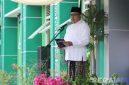 Caption: Bupati Sampang H. Slamet Junaidi sampaikan amanatnya, saat pimpin upacara peringatan Hari Santri Nasional tahun 2025, (sumber foto: Diskominfo Sampang). 
