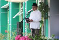 Caption: Bupati Sampang H. Slamet Junaidi sampaikan amanatnya, saat pimpin upacara peringatan Hari Santri Nasional tahun 2025, (sumber foto: Diskominfo Sampang). 