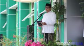 Caption: Bupati Sampang H. Slamet Junaidi sampaikan amanatnya, saat pimpin upacara peringatan Hari Santri Nasional tahun 2025, (sumber foto: Diskominfo Sampang). 