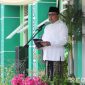 Caption: Bupati Sampang H. Slamet Junaidi sampaikan amanatnya, saat pimpin upacara peringatan Hari Santri Nasional tahun 2025, (sumber foto: Diskominfo Sampang). 