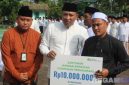 Caption: didampingi Kepala BPJS Ketenagakerjaan Madura, Bupati Sampang secara simbolis menyerahkan santunan kepada ahli waris guru ngaji, (dok. foto istimewa). 