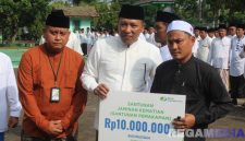 Caption: didampingi Kepala BPJS Ketenagakerjaan Madura, Bupati Sampang secara simbolis menyerahkan santunan kepada ahli waris guru ngaji, (dok. foto istimewa). 