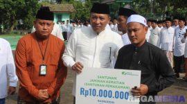 Caption: didampingi Kepala BPJS Ketenagakerjaan Madura, Bupati Sampang secara simbolis menyerahkan santunan kepada ahli waris guru ngaji, (dok. foto istimewa). 